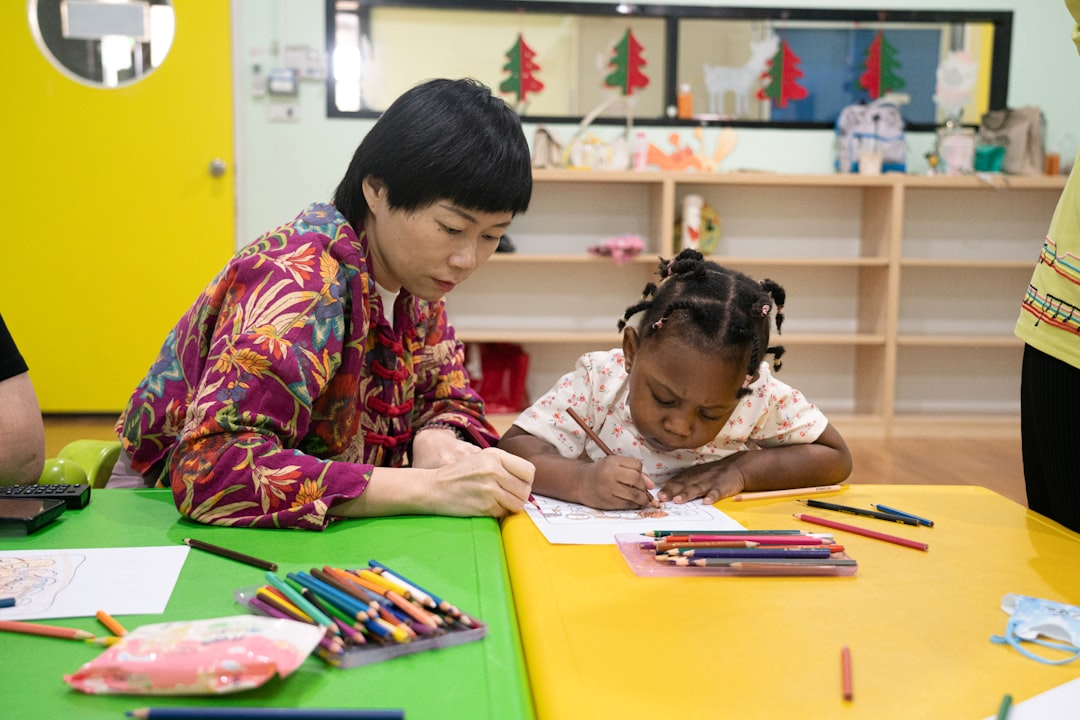 Çocuklar bahçede eğleniyor